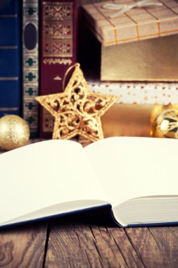 Noel dekorasyonu ile açık kitap