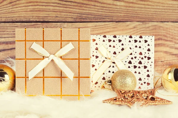 Scatole regalo con decorazione natalizia — Foto Stock