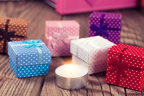 Pola świeca i prezent Boże Narodzenie — Zdjęcie stockowe