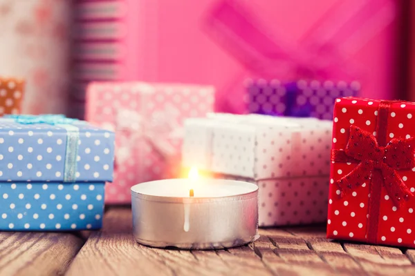 Vela de Navidad y cajas de regalo — Foto de Stock