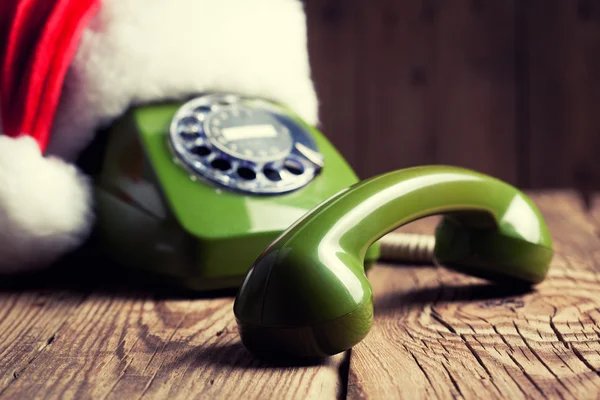 老式电话和圣诞老人的帽子 — 图库照片