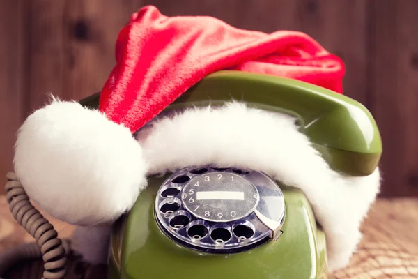 Telefone vintage com chapéu de Papai Noel — Fotografia de Stock