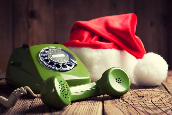 Téléphone vintage avec chapeau de Père Noël — Photo