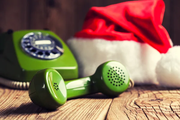 Téléphone vintage avec chapeau de Père Noël — Photo