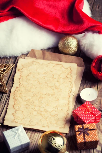 Винтажная бумага с рождественским декором — стоковое фото