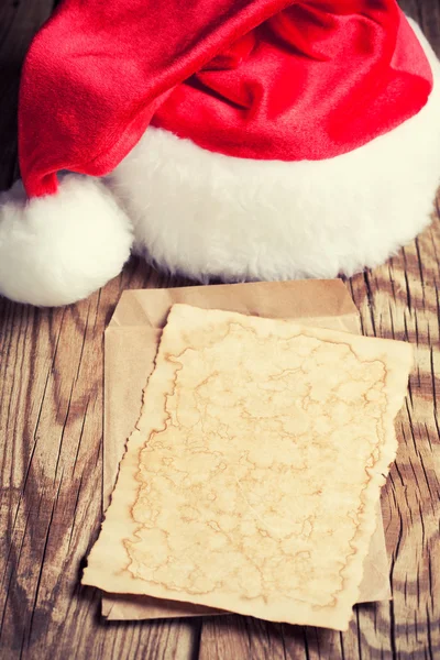 复古纸与圣诞老人的帽子 — 图库照片