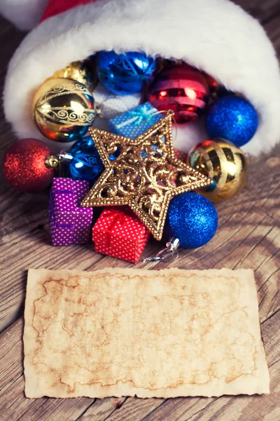 Altpapier mit Weihnachtsmütze — Stockfoto