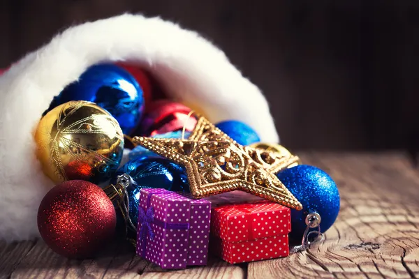 Decoración de Navidad en el sombrero de Santa —  Fotos de Stock