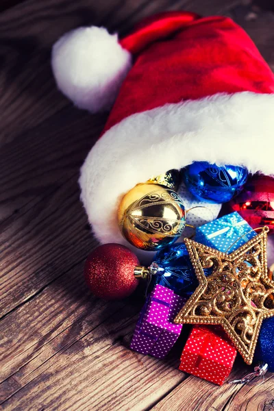 サンタさんの帽子でクリスマスの装飾 — ストック写真