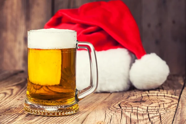 Caneca de cerveja com chapéu de Papai Noel — Fotografia de Stock