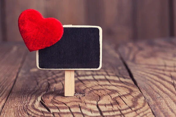Μαυροπίνακας με κόκκινη καρδιά — Φωτογραφία Αρχείου