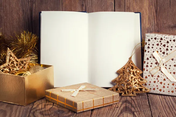 Open boek met decoratie van Kerstmis — Stockfoto