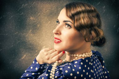 Retro kadınla inciler