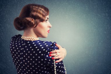 Retro kadınla inciler