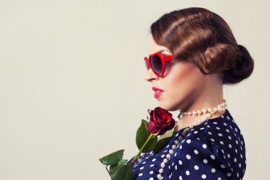 kırmızı gül ve gözlük Retro kadınla