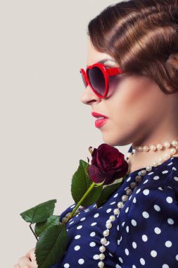 kırmızı gül ve gözlük Retro kadınla