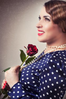 Retro kadın kırmızı gül