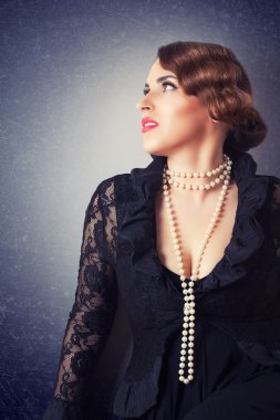 Retro kadınla inciler