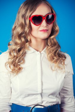 Genç sarışın kadın.