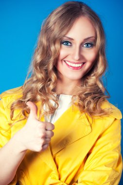 başparmak yukarıya ile güzel ve mutlu bir kadın