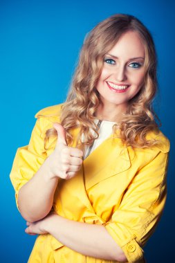 başparmak yukarıya ile güzel ve mutlu bir kadın