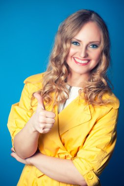 başparmak yukarıya ile güzel ve mutlu bir kadın