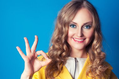 iyi bir jest ile mutlu gülümseyen genç kadın