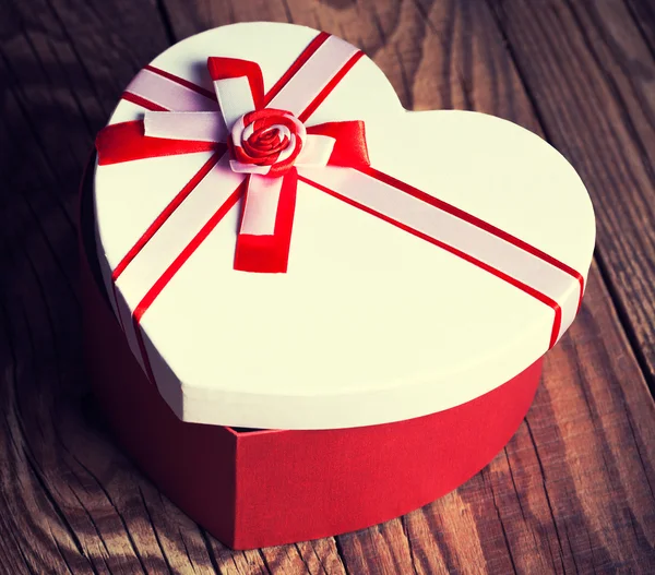 Коробка подарков в форме сердца — стоковое фото