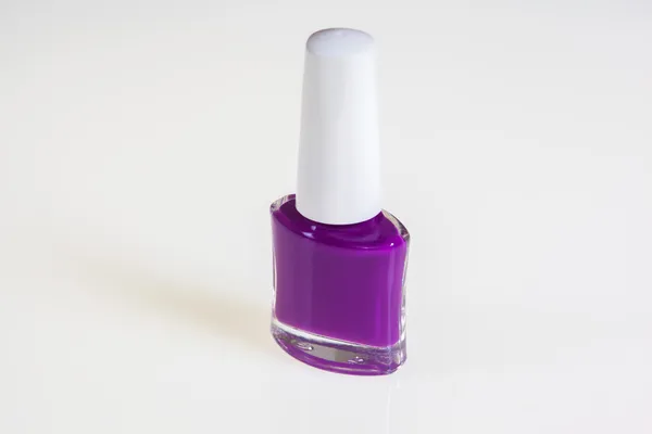Фіолетовий лак для нігтів — стокове фото