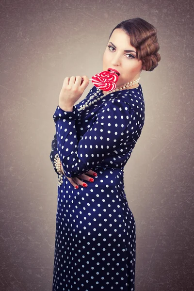 Vrouw met grote lolly — Stockfoto