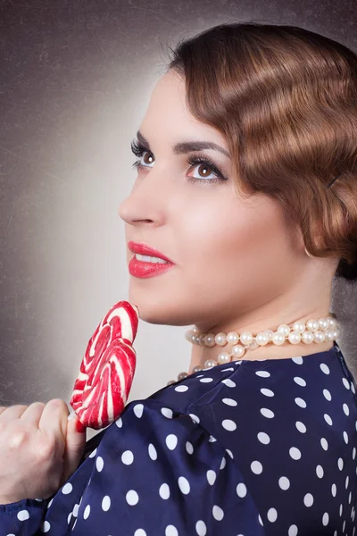 Kvinna med stora lollipop — Stockfoto