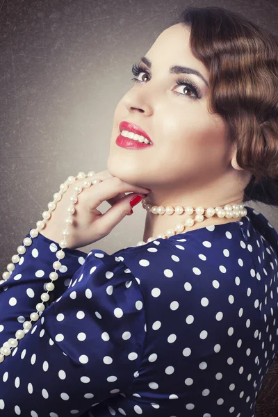 Mujer retro con perlas — Foto de Stock