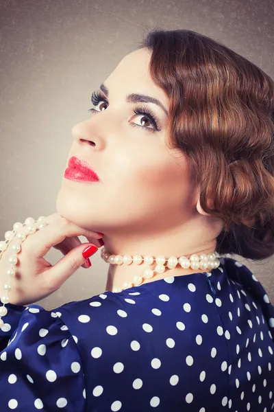 Mujer retro con perlas —  Fotos de Stock