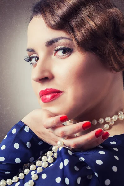 Mujer retro con perlas — Foto de Stock