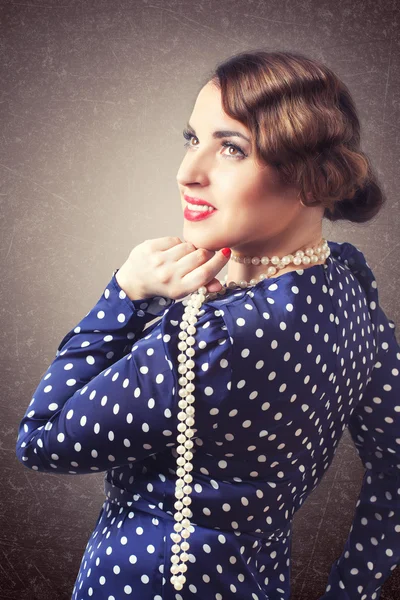 Retro kadınla inciler