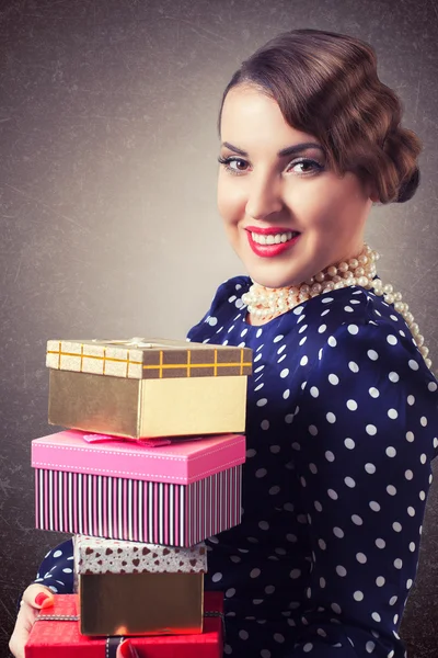 Frau mit bunten Geschenkboxen — Stockfoto
