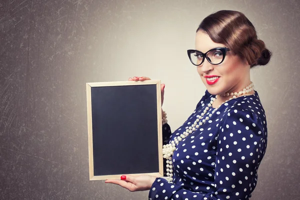 Retro kvinna med blackboard — Stockfoto