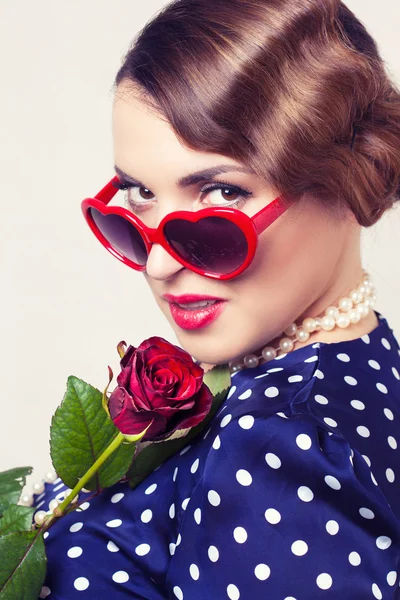 Mujer retro con rosa roja y gafas — Foto de Stock