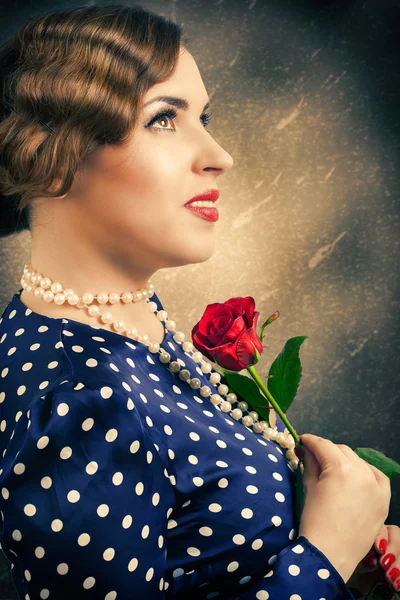 Женщина-ретро с красной розой — стоковое фото