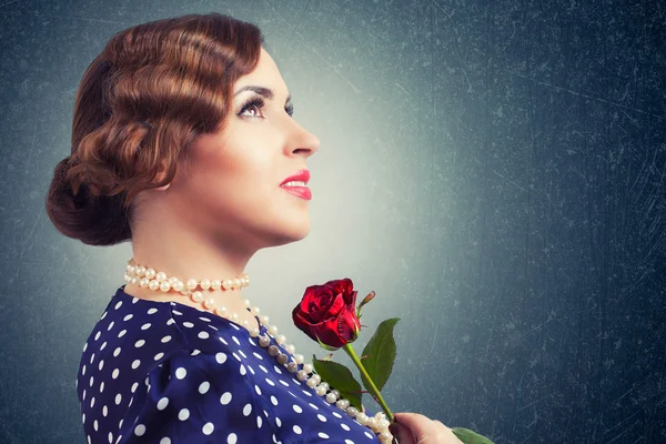 Retro kadın kırmızı gül