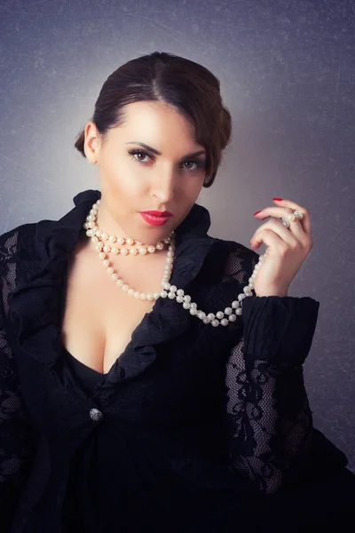 Mujer retro con perlas — Foto de Stock