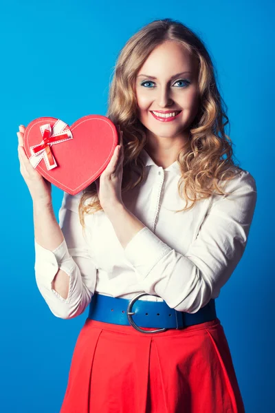 Woman holding heart-shaped box — Stock Photo, Image