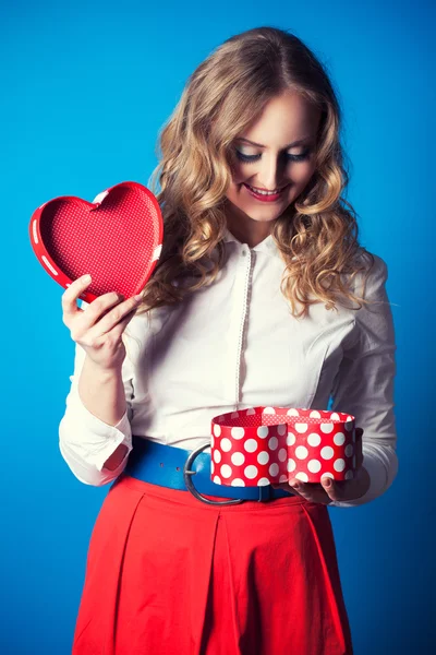 Kvinna som håller i hjärtformad låda — Stockfoto