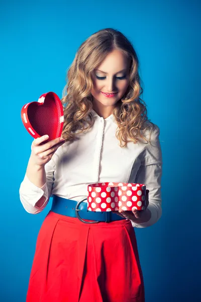 Mujer sosteniendo caja en forma de corazón — Foto de Stock