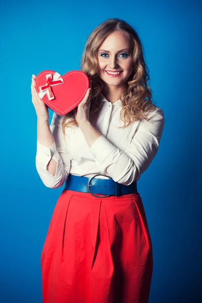 Woman holding heart-shaped box — Stock Photo, Image