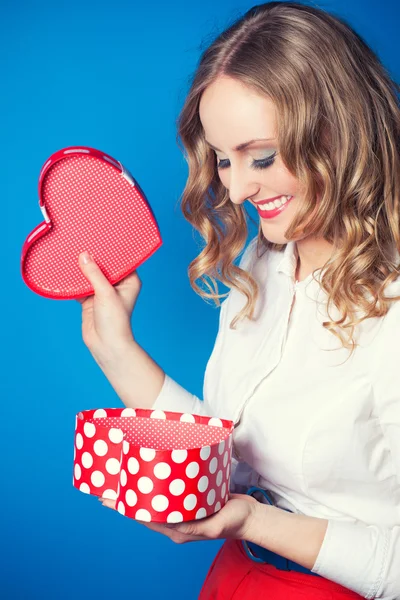 Kobieta trzymająca pudełko w kształcie serca — Zdjęcie stockowe