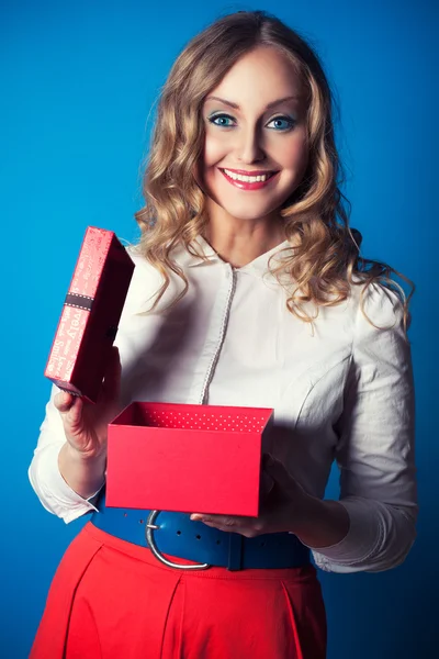 Frau mit einem Geschenkkarton — Stockfoto