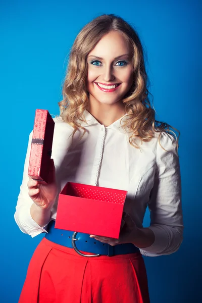 Donna con una confezione regalo — Foto Stock