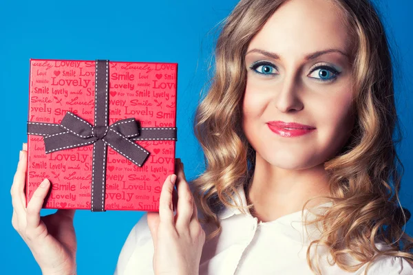 Woman with a gift box — Stock Photo, Image