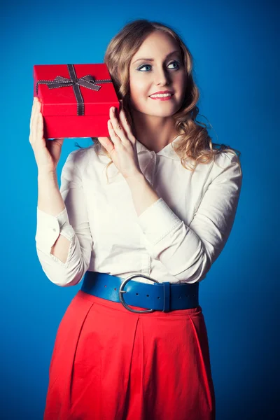 Donna con una confezione regalo — Foto Stock